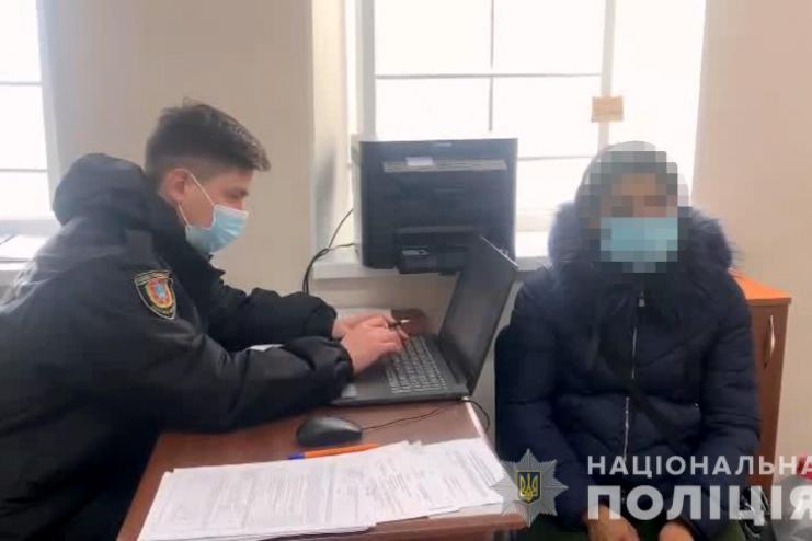 Неоднократно судимую жительницу Измаила задержали во время кражи на рынке (видео) 
